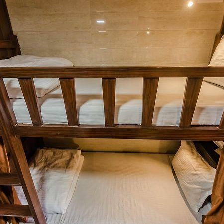 Awesome Dormitory - Men Only مومباي المظهر الخارجي الصورة